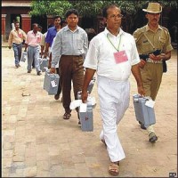مسئولو اللجنة الانتخابية الهندية يعودون الى مكاتبهم  بعد الانتهاء من عملية التصويت 
