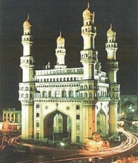 تشار مينار (اربع مينارات) من اشهر المعالم في مدينة حيدراباد بالهند