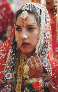 عروسة هندية تقليدية بكامل زينتها يوم الزفاف 