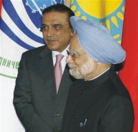 لقاء بين  د. مانموهان سينغ ، رئيس الوزراء الهندي وآصف زرداري ، الرئيس الباكستاني في روسيا 