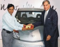 يسلم راتان تاتا صاحب شركة تاتا للسيارات مفتاح اول سيارة "نانو"  لاول مشترى