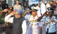 رئيس الوزراء الهندي د. مانموهان سينغ مع رؤساء القوات البرية والبحرية والجوية للهند بمناسبة تدشين الغواصة "آي.إن.إس. أريهانت" من ميناء فيشاخاباتنام جنوبي الهند