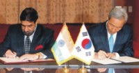وزير التجارة الهندي أناند شارما و نظيره الكوري الجنوبي كيم جونغ هون يوقعان اتفاق التجارة الحرة بين البلدين