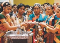 فتيات هندوسيات يمارسن طقوس دينية امام تمثال الآلهة  لاكشمي 