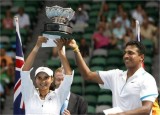 (الزوجي الهندي المختلط سانيا ميرزا (الى اليسار) وماهيش بوباتي يحملان كأس بطولة استراليا المفتوحة للتنس )