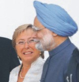 رئيس الوزراء الهندي مان موهان يسنغ مع  رئيسة شيلي ميشيل باشيليت