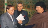 الزعيم الليبي العقيد معمر القذافى ووزير النفط الهندي مورلي ديورا في طرابلس 
