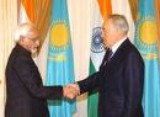 الرئيس الكازاخستاني مع نائب رئيس جمهورية الهند  اثناء زيارته للهند 