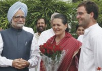 راهول غاندي و سونيا غاندي رئيسة حزب المؤتمر و د. مانموهان سينغ رئيس الوزراء الهندي يستقبلون التهنئة بمناسبة فوز حزب المؤتمر في الانتخابات البرلمانية الهندية