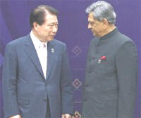 وزير الخارجية الهندي اس ام كريشنا مع نظيره الصيني يانغ جيتشى في منتجع فوكيت في تايلندا