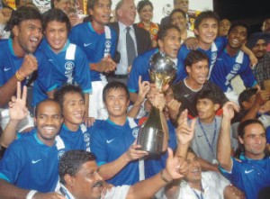 المنتخب الهندي يحتفل بفوزه بكاس نهرو الدولية لكرة القدم 