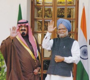 صورة ارشيفية لخادم الحرمين الشريفين الملك عبد الله بن عبد العزيز آل سعود  مع د. مانموهان سينغ، رئيس وزراء الهند لدى زيارة الاول للهند في مطلع عام 2006م  